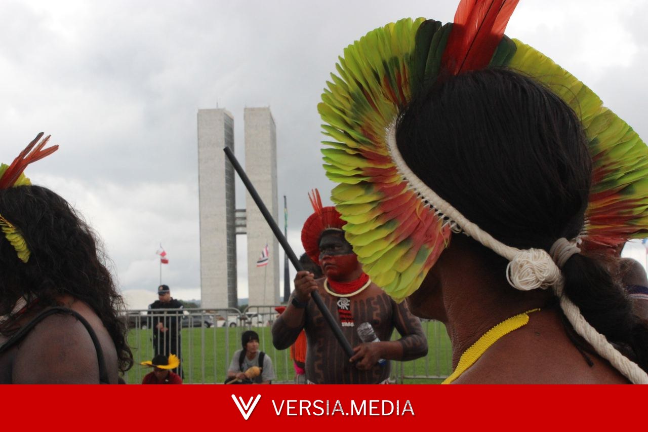 Câmara aprova projeto que assegura a povos indígenas e tradicionais direito de usar cocar e turbante em fotos de documentos